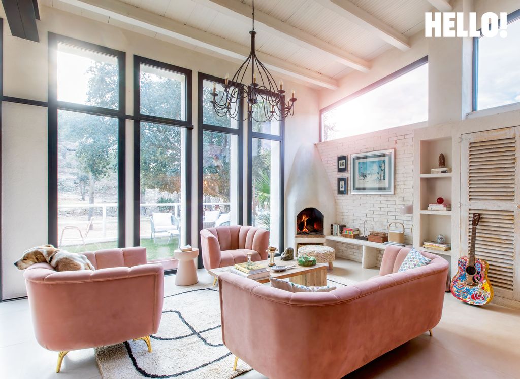 The pink living room inside Macarena Gómez and Aldo Comas house 