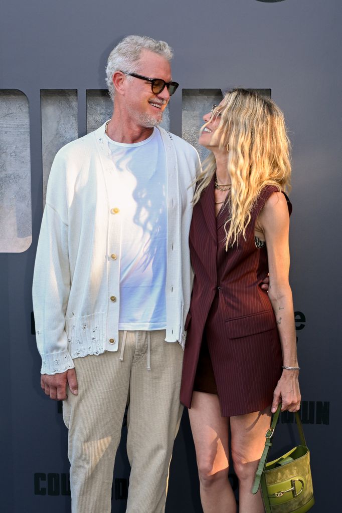 eric dane and janell shirtcliff gazing at each other red carpet debut