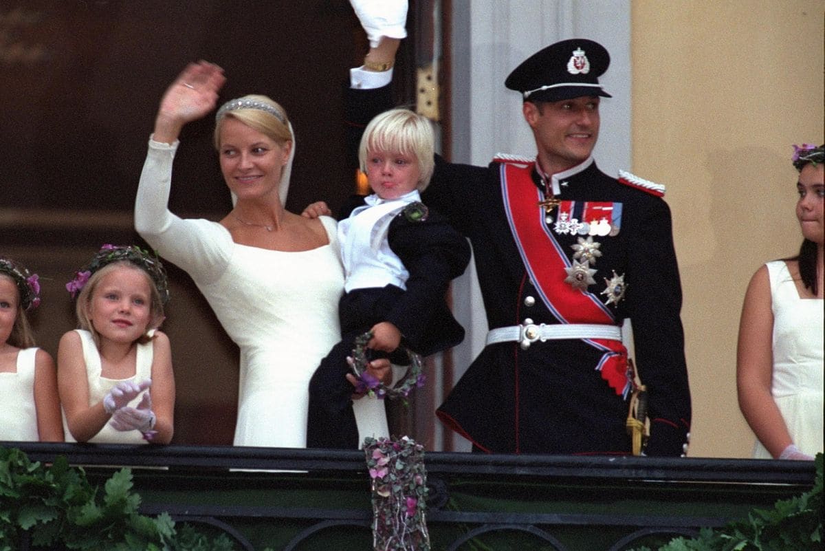 393690 29: Norwegian Crown Prince Haakon, his bride Mette-Marit Tjessem Hoiby and her son Marius stand on the balcony of the Oslo Cathedral August 25, 2001 after their wedding. (Pool Photo by All Over Press Norway/Getty Images) (AMERICAS SALES ONLY)