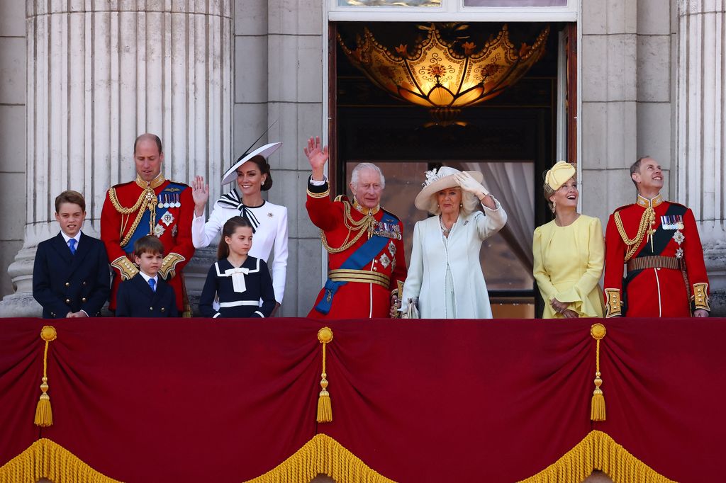 Royals waving from balcony 