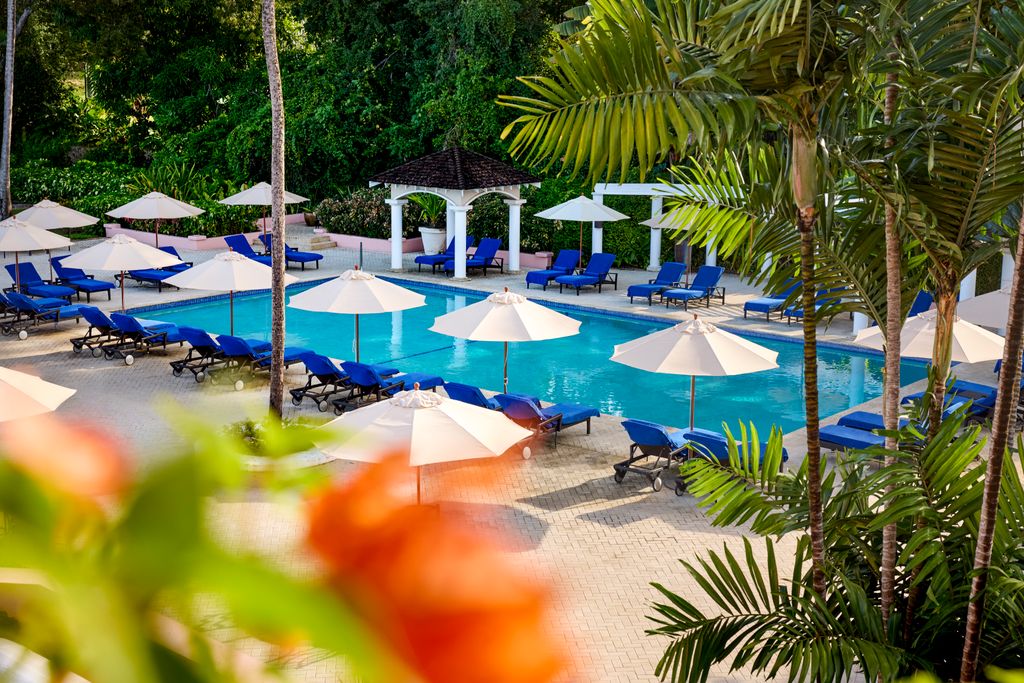Both the pool and the sea provide ample opportunities for relaxation