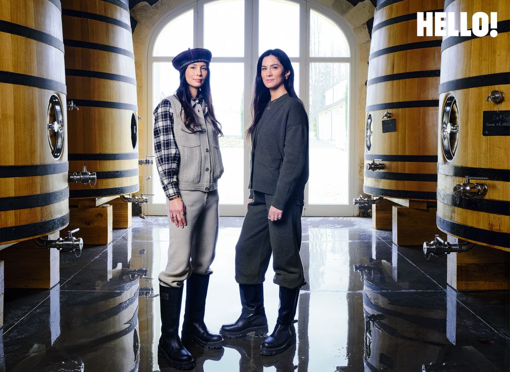 Mélanie and Amélie standing next to each other posing in the wine cellar of the Château Toulouse-Lautrec