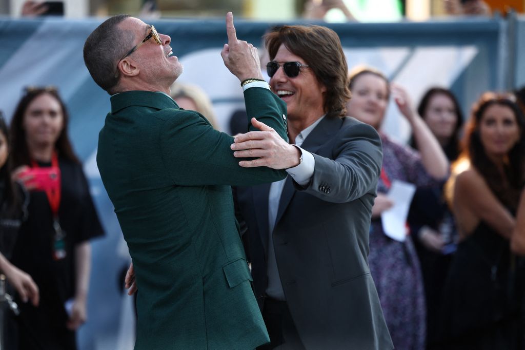 tom cruise talking to brad pitt on red carpet