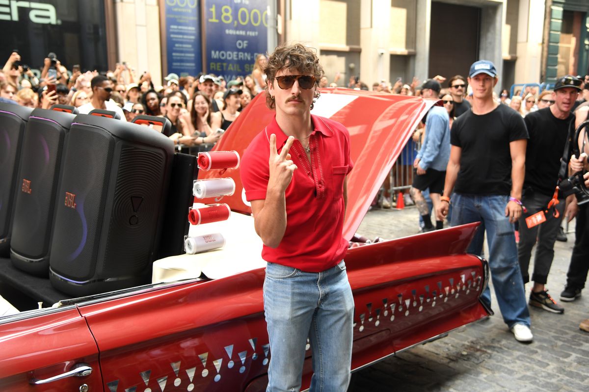 Benson Boone Drives NYC Fans Wild with Surprise Backflip