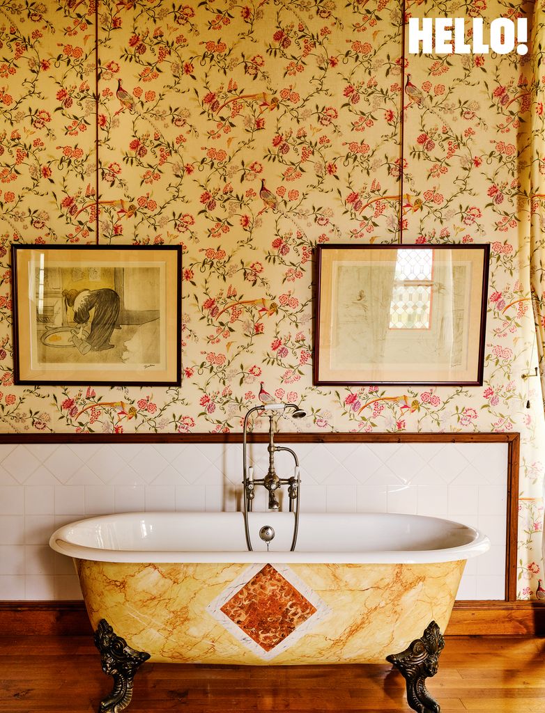 A yellow bath with a floral interior in the Château Toulouse-Lautrec