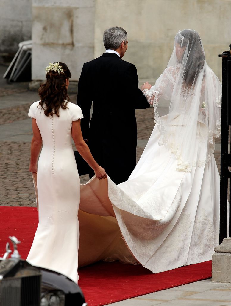 Pippa Middleton holding kate's wedding train
