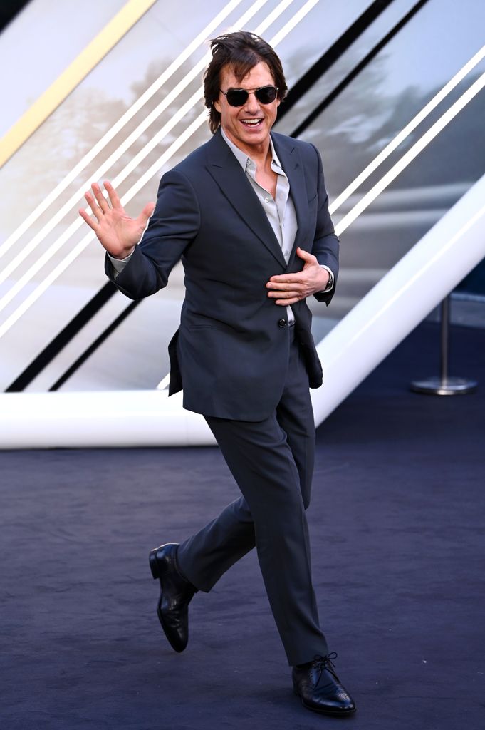 tom cruise arriving at premiere in suit 