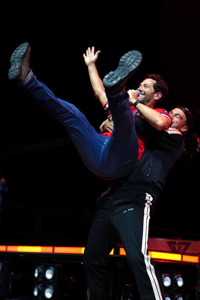 Travis Kelce lifts Paul Rudd onstage during the Big Slick Celebrity Weekend 