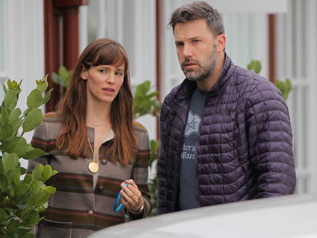 Ben Affleck and Jennifer Garner spend Easter together while Jennifer Lopez makes waves in Saudi Arabia.