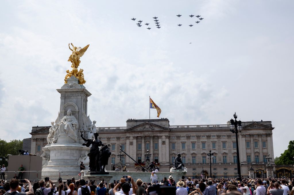 8 RAF Typhoons aircraft surprised the public by forming CR in the sky above Buckingham Palace