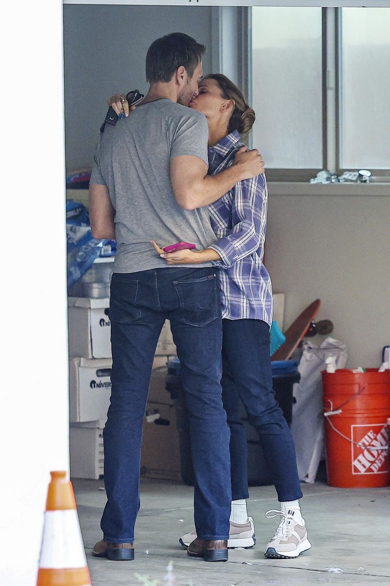 Jennifer Garner shares passionate kiss with boyfriend John Miller in latest romantic outing