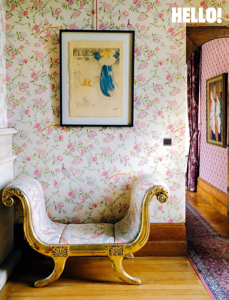 The living room with pink floral walls and a fancy chair in the Château Toulouse-Lautrec