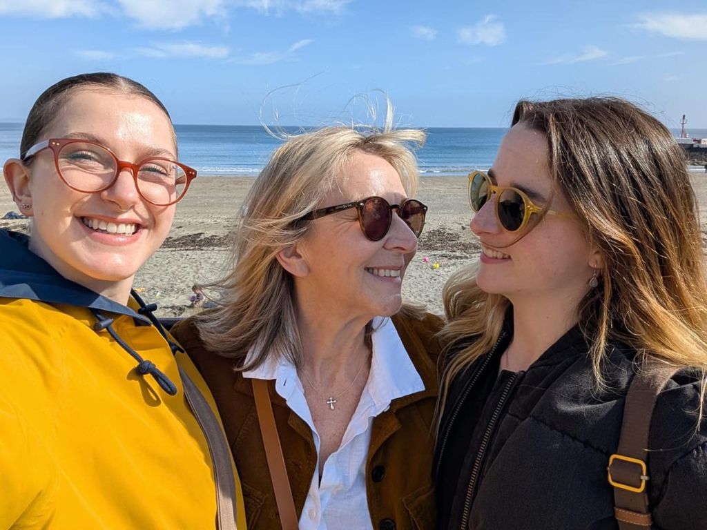 Fern beach selfie with her daughters