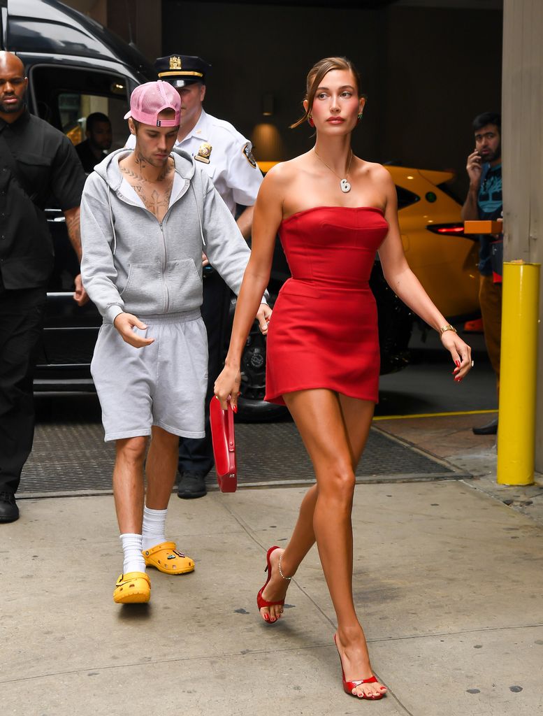 hailey bieber walking in front of justin bieber in nyc