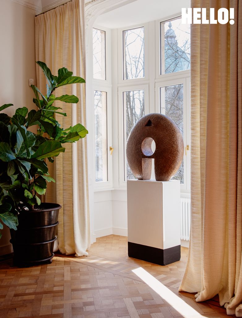 The apartment featuring a circular art object in the three-storey apartment in Antwerp’s Graanmarkt Square