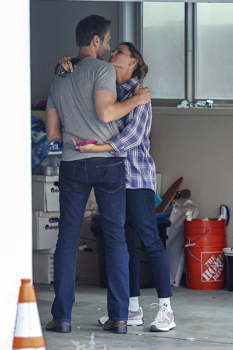 Jennifer Garner shares passionate kiss with boyfriend John Miller in latest romantic outing
