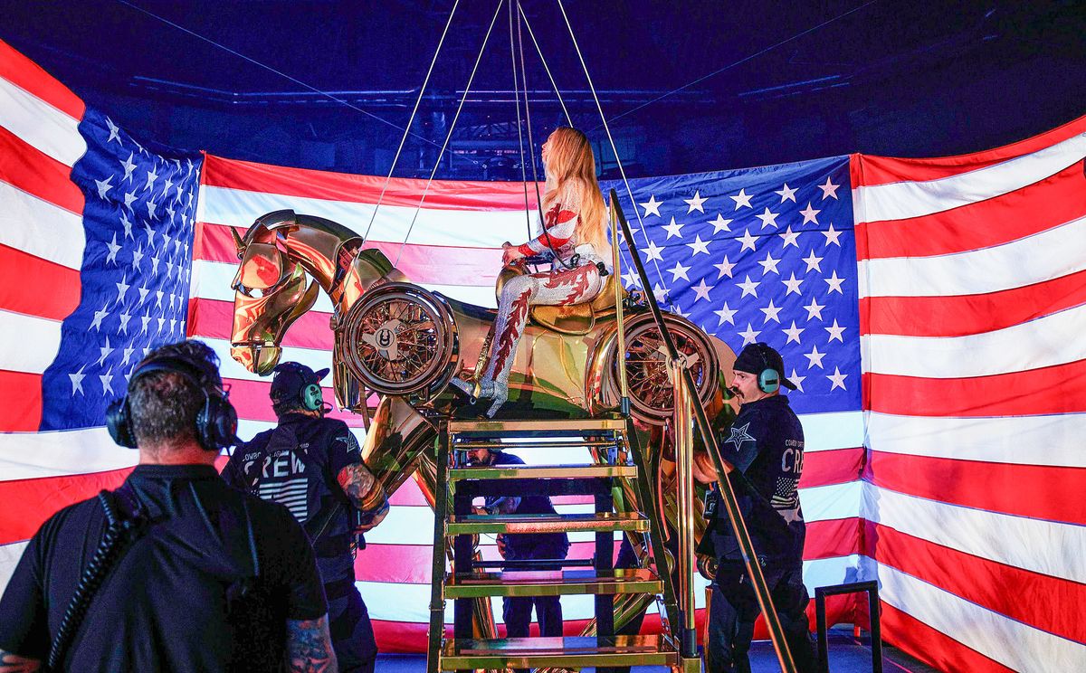 Beyoncé replaced the flying Cadillac with this robotic horse, still she opted to fly over the audiece.