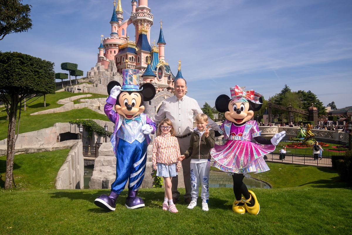 PARIS, FRANCE - APRIL 19:  (EDITOR'S NOTE : EDITORIAL USE ONLY)  In this handout provided by Disney, Mickey, Prince Albert II of Monaco, Princess Gabriella of Monaco, Prince Jacques of Monaco and Minnie pose in front of the Sleeping Beauty castle at Disneyland Paris on April 19, 2022 in Paris, France. ((Photo by Sylvain Beche/Disney - Handout/Getty Images)