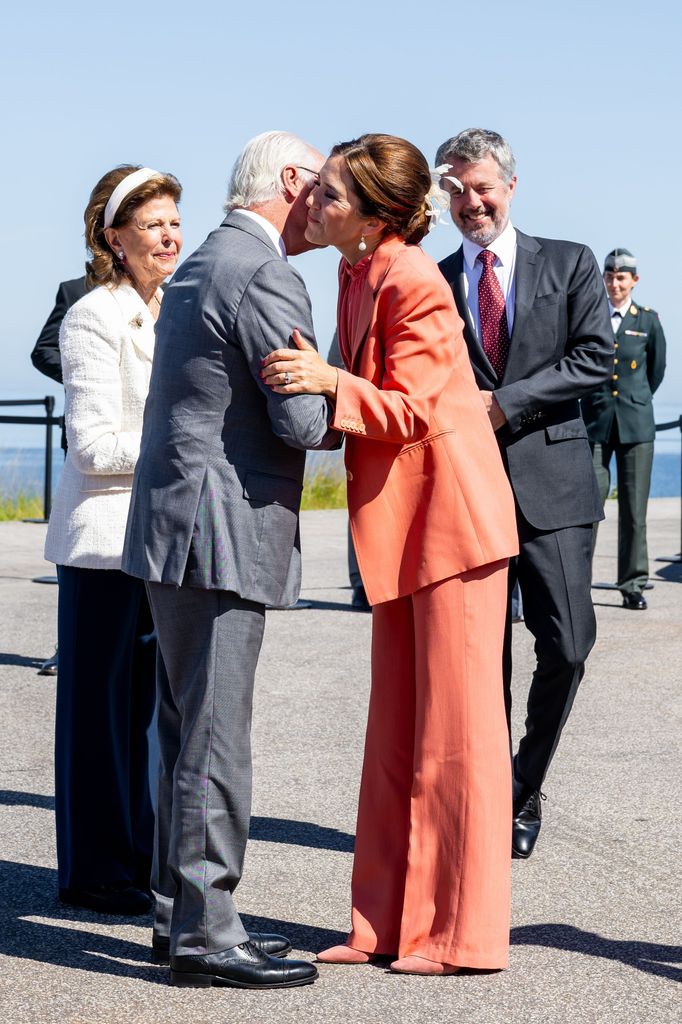 King Carl greeting Queen Mary with a kiss on the cheek