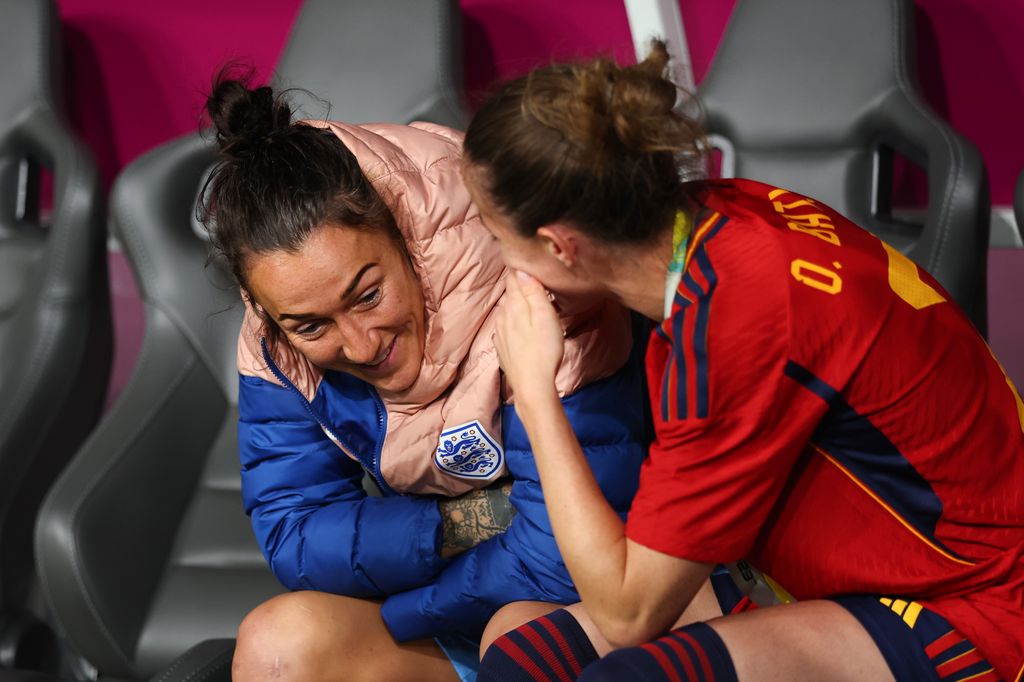 Ona Batlle with her arms around Lucy Bronze