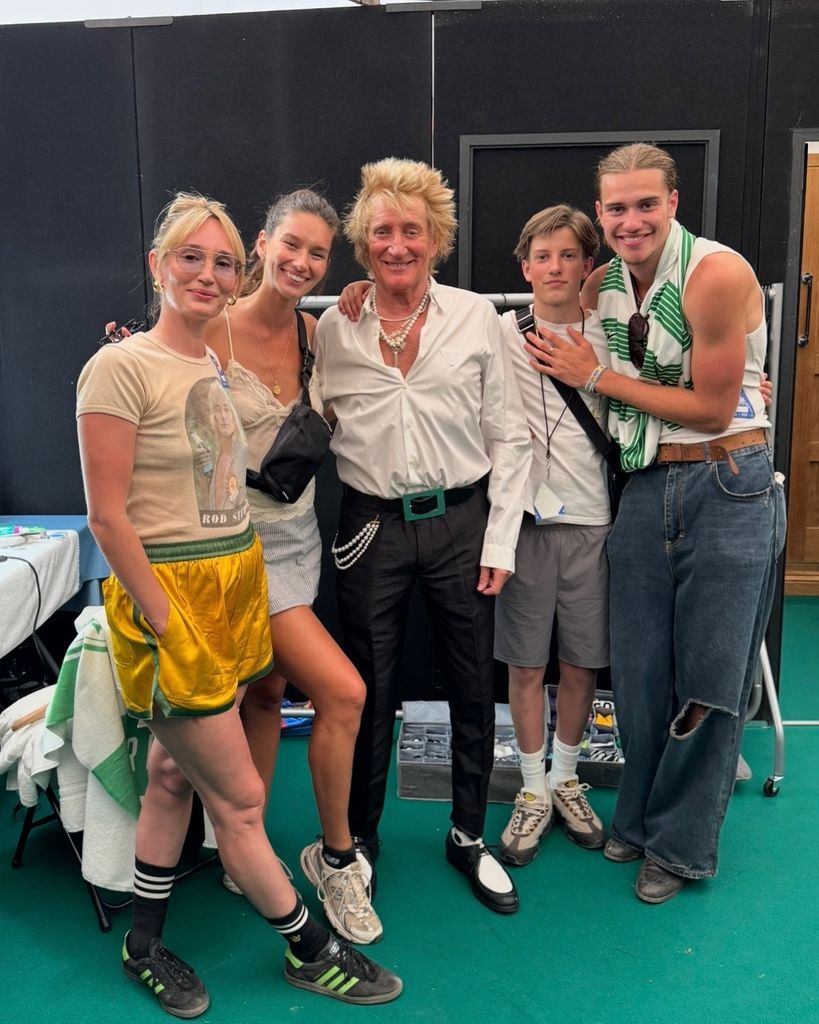 rod stewart posing with four of his eight children