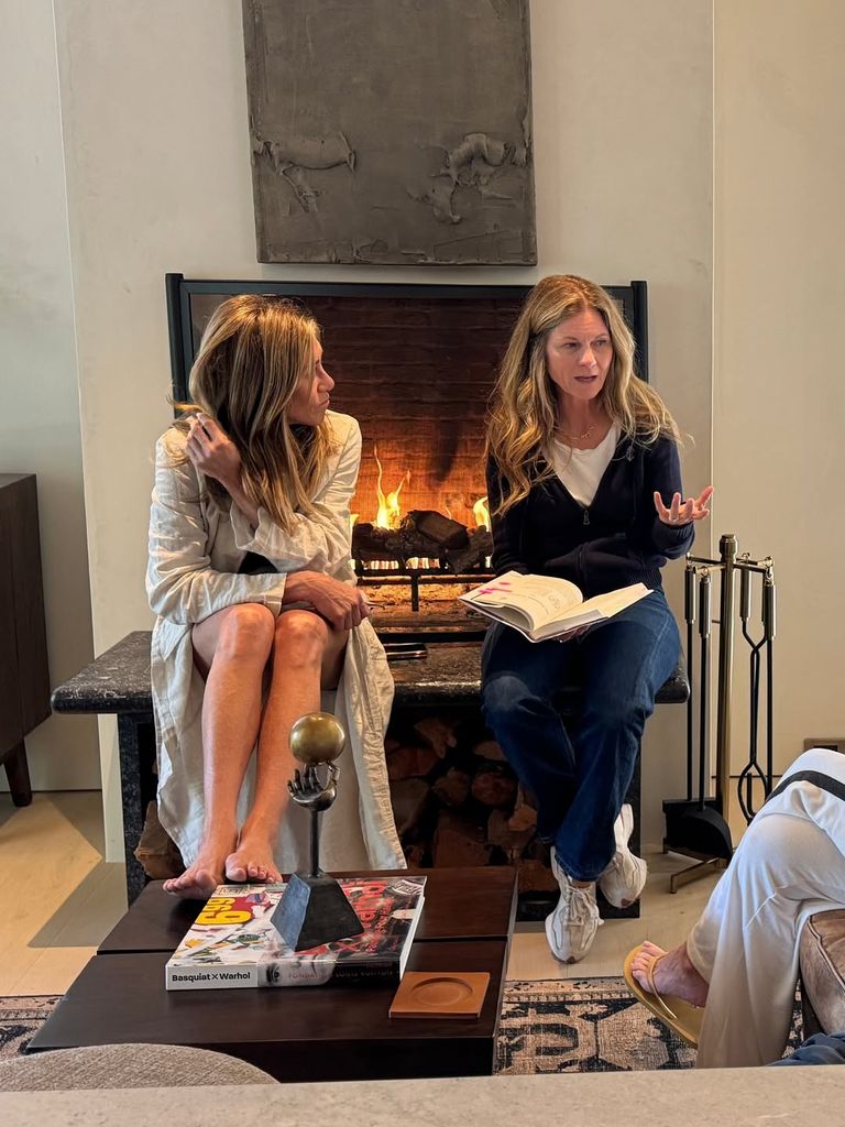 jennifer aniston home fireplace