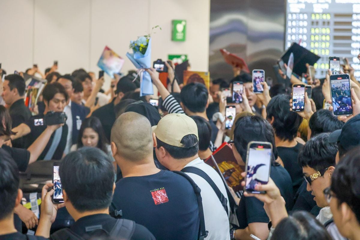 Hundreds of fans gathered to welcome Ye and Bianca to South Korea, ahead of his July performance in Seoul.