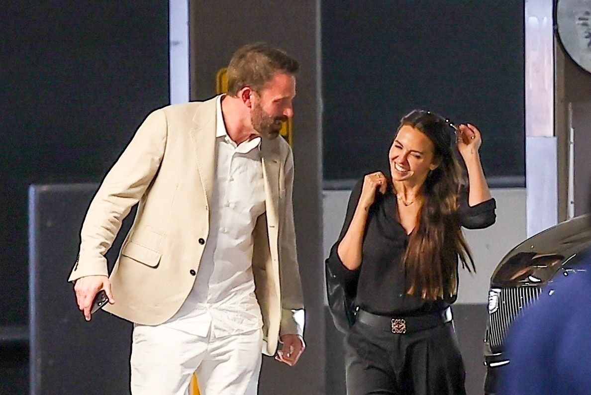 Photo © 2025 Backgrid/The Grosby Group 

*EXCLUSIVE* 
West Hollywood, July 24, 2025. 
Ben Affleck was spotted walking and chatting closely with Luciana Barroso, wife of longtime friend Matt Damon, as the pair made their way to Soho House in West Hollywood. Ben was seen looking sharp in a cream blazer and white slacks amid ex Jlo's release of Wreckage of You, about their relationship, while Luciana kept things elegant in a black button-down and wide-leg trousers. The two were seen smiling and laughing, enjoying a lighthearted moment during their evening out. 
*** 
Ben Affleck fue visto caminando y charlando con Luciana Barroso, esposa de su viejo amigo Matt Damon, mientras se dirigían a Soho House en West Hollywood. Ben lucía elegante con un blazer color crema y pantalones blancos durante el lanzamiento de "Wreckage of You", de su ex JLo, sobre su relación, mientras que Luciana lucía elegante con una camisa negra abotonada y pantalones anchos. Ambos fueron vistos sonriendo y riendo, disfrutando de un momento desenfadado durante su salida nocturna.