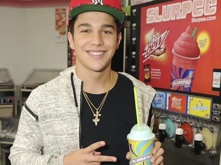 0711-Stars-Sipping-Slurpees-Austin-Mahone-SUB