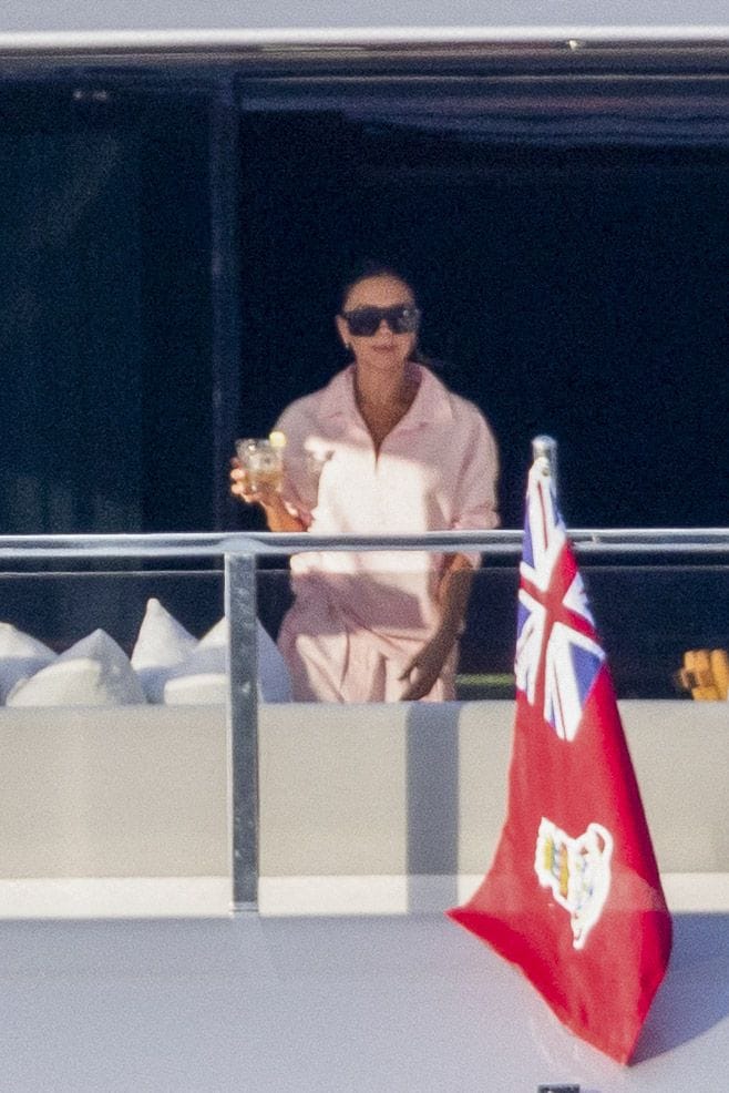 Victoria was seen in full fashion mode, relaxing in a blush pink co-ord while sipping a cold drink. 