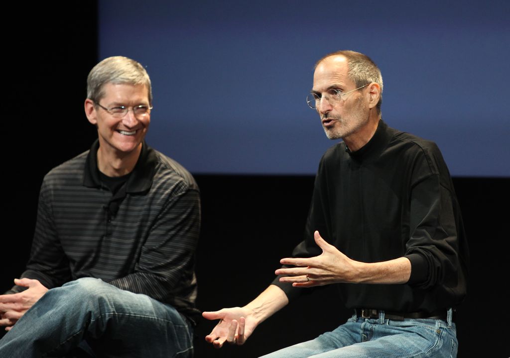 Steve Jobs (R) and Tim Cook speak at a press conference in 2010