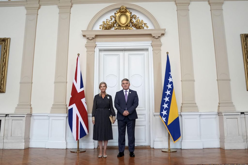 The Duchess of Edinburgh beside Zeljko Komsic with flags beside them