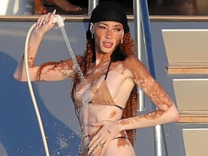 0731-Winnie-Harlow-Boat-SUB-2