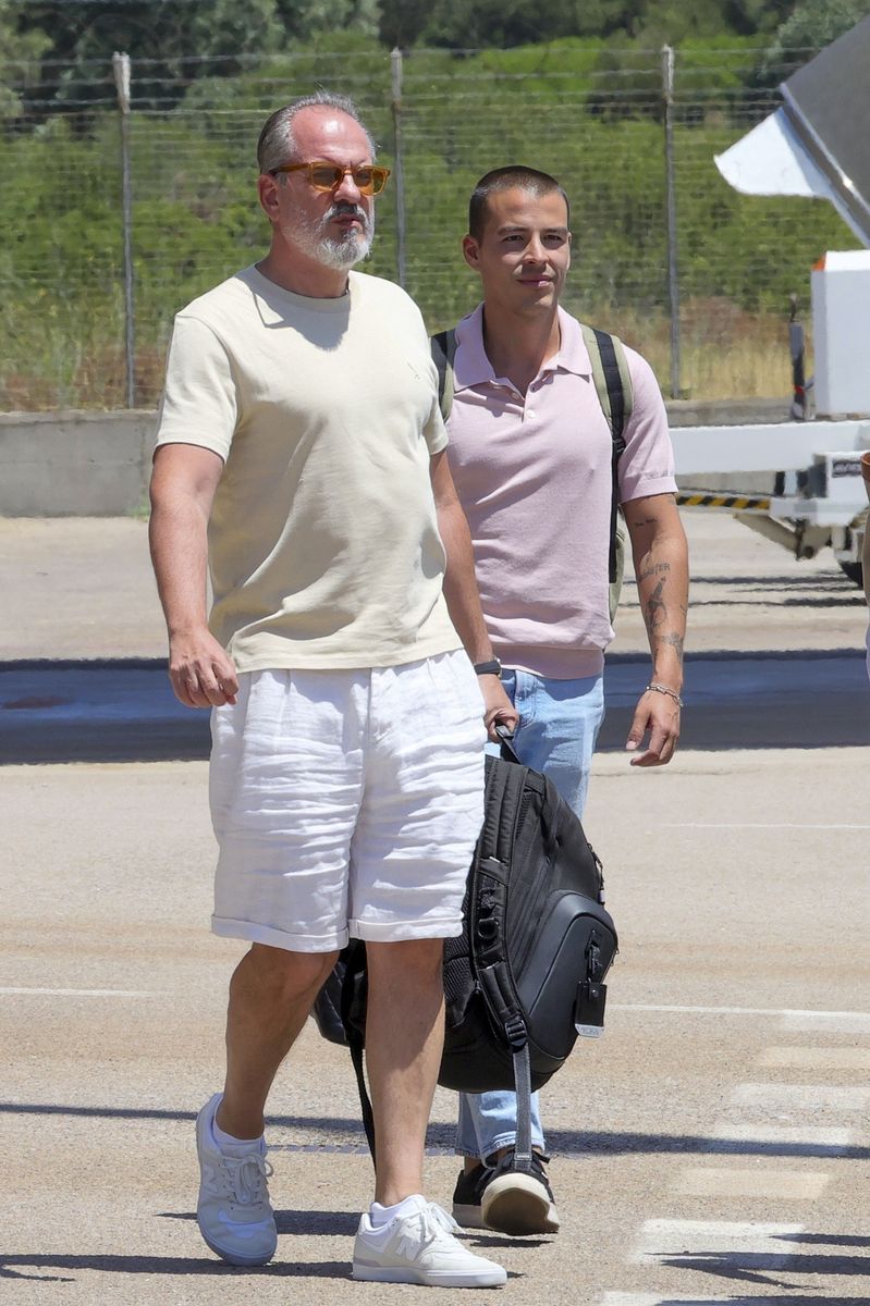
Sofia Vergara was seen boarding a private jet as she left Sardinia after a sun-soaked getaway. Departing from Olbias private airport, the actress was accompanied by her son Manolo Gonzalez Vergara, executive producer Luis Balaguer, and a group of close friends as they wrapped up their luxurious Mediterranean escape. Sofia embraced the relaxed vacation style, wearing a simple white tee and distressed jeans, accessorized with layered gold bracelets, a cream tote bag, and sleek sunglasses, perfect for a stylish yet comfortable travel moment.
****
Sofia Vergara fue vista abordando un jet privado al dejar Cerdeña tras unas vacaciones soleadas. Desde el aeropuerto privado de Olbia, la actriz estuvo acompañada por su hijo Manolo González Vergara, el productor ejecutivo Luis Balaguer y un grupo de amigos cercanos al concluir su lujosa escapada mediterránea. Sofia adoptó un estilo relajado para las vacaciones, con una camiseta blanca sencilla, jeans rasgados, pulseras de oro en capas, una bolsa de mano color crema y gafas de sol elegantes, ideales para un momento de viaje cómodo y con estilo.