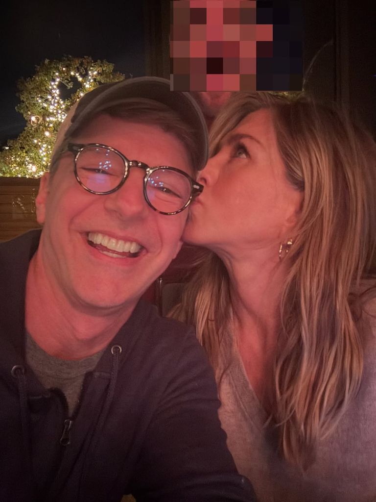 jennifer aniston kissing Sean Hayes on cheek