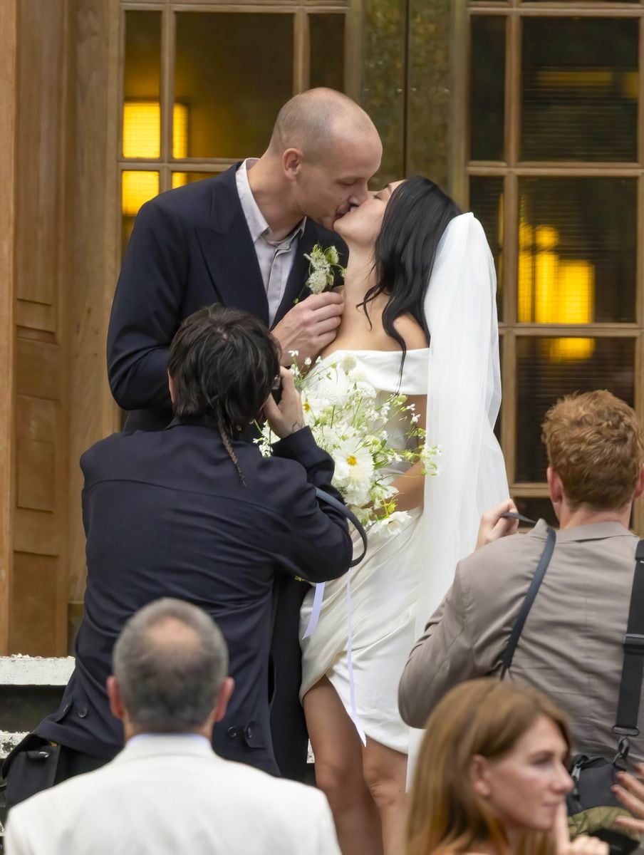 POP STAR CHARLI XCX WEDS IN SECRET!
