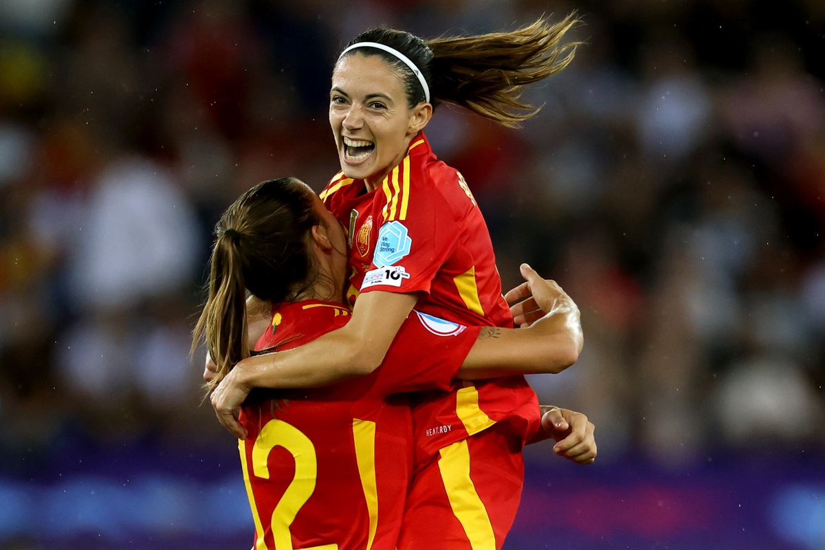 Aitana Bonmati and Patricia Guijarro of Spain celebrate the team's victory.