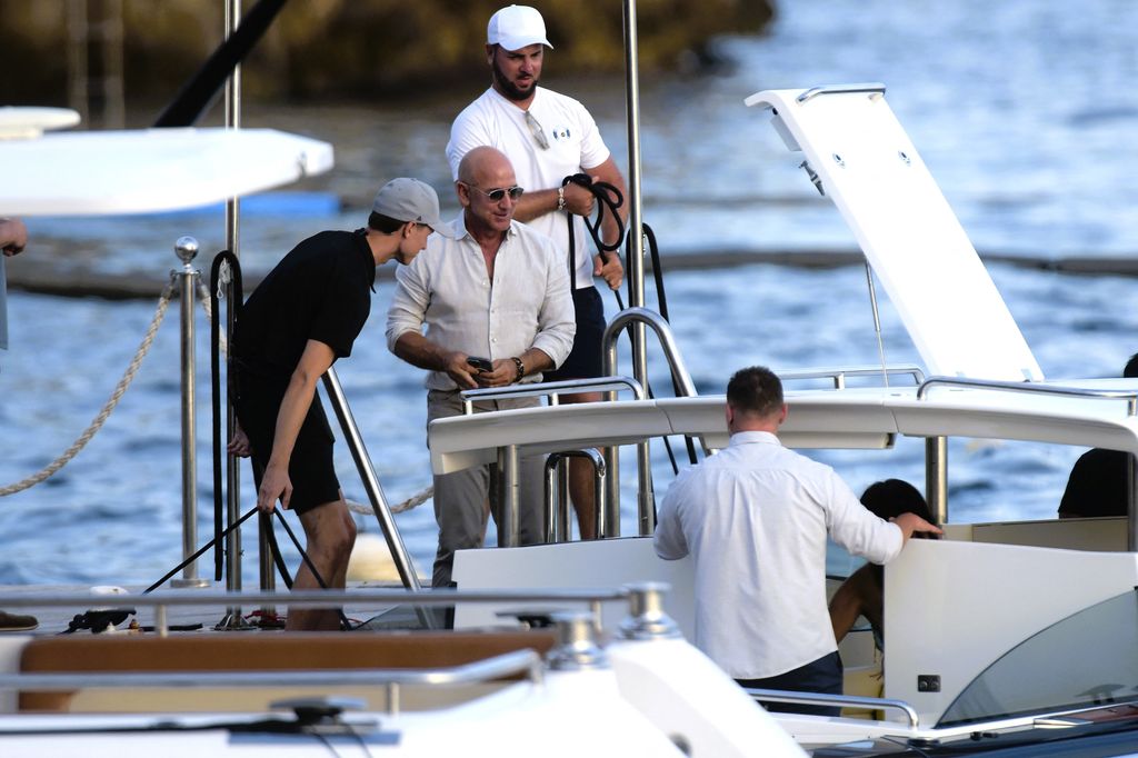 Jeff and Lauren arrive by boat to the exclusive hotel
