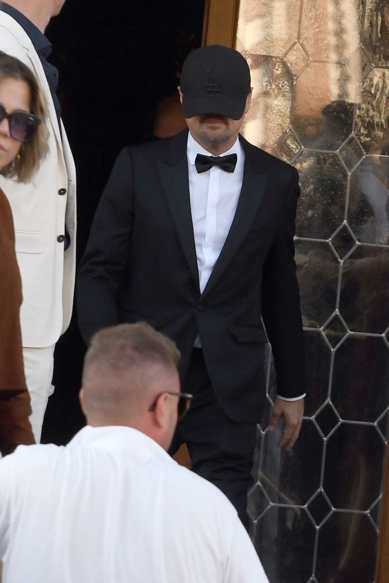 Leonardo DiCaprio wore a funny hat to protect himself from the cameras at Jeff Bezos' and Lauren Sanchez's wedding