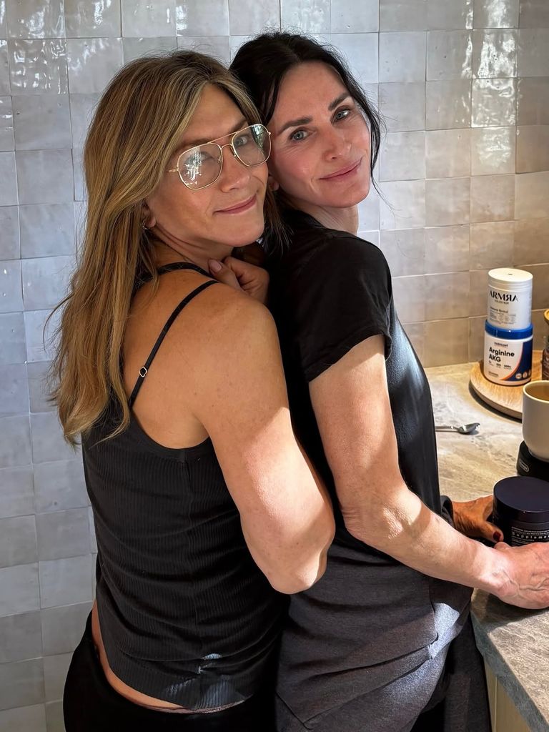 jennifer aniston courteney cox hugging
