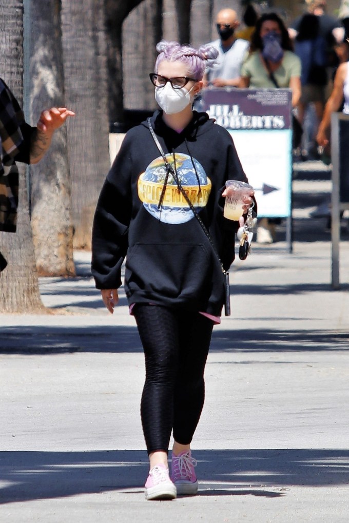 Kelly Osbourne Rocks a ‘Spice World’ Hoodie