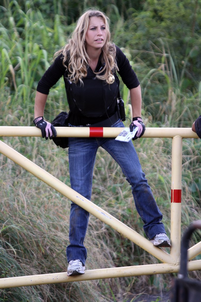 Lyssa Chapman Helping Dog The Bounty Hunter