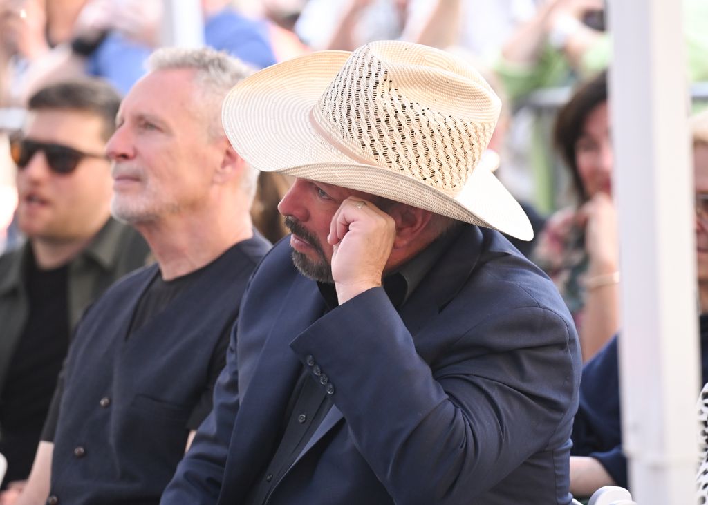 garth brooks wiping away tears