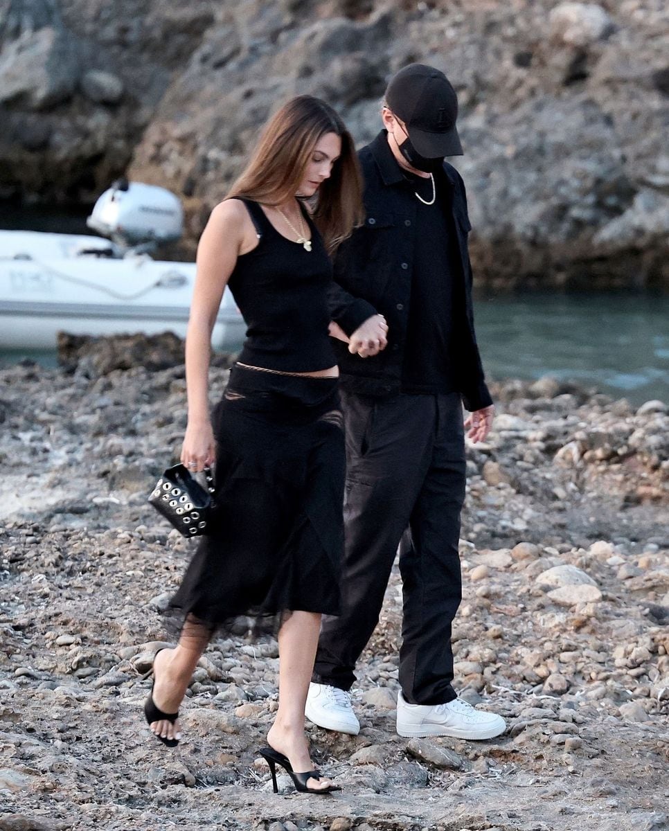 
Vittoria was also not about to let a jagged shoreline ruin her look.