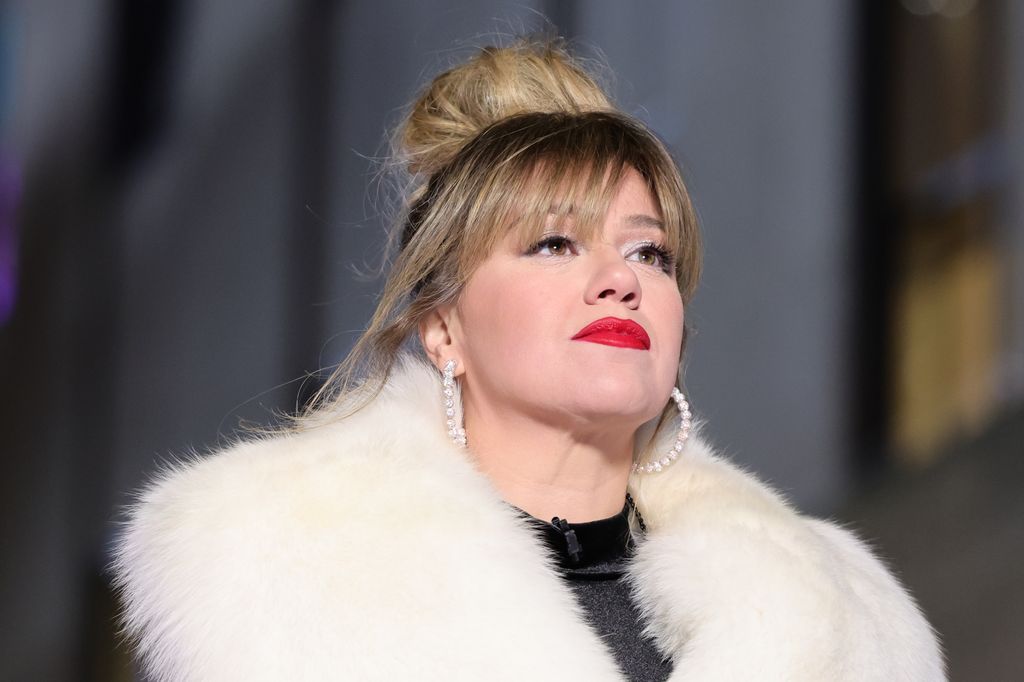 photo of kelly clarkson in white fur trimmed coat