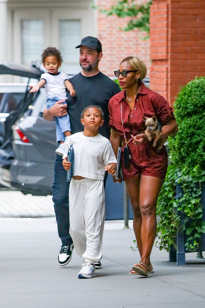 Serena Williams was seen leaving Fouquets Hotel in New York City with her husband Alexis Ohanian, their kids, and their small dog in tow. The tennis legend kept it stylish in a burgundy romper and sandals while carrying her youngest and their Yorkshire terrier. The family appeared in great spirits during their outing in the city. 
*** 
Serena Williams fue vista saliendo del Hotel Fouquet's en Nueva York acompañada de su esposo Alexis Ohanian, sus hijos y su perrito. La leyenda del tenis lució un estilo elegante con un mono burdeos y sandalias, mientras cargaba a su hijo menor y a su Yorkshire terrier. La familia se mostró de muy buen humor durante su paseo por la ciudad.