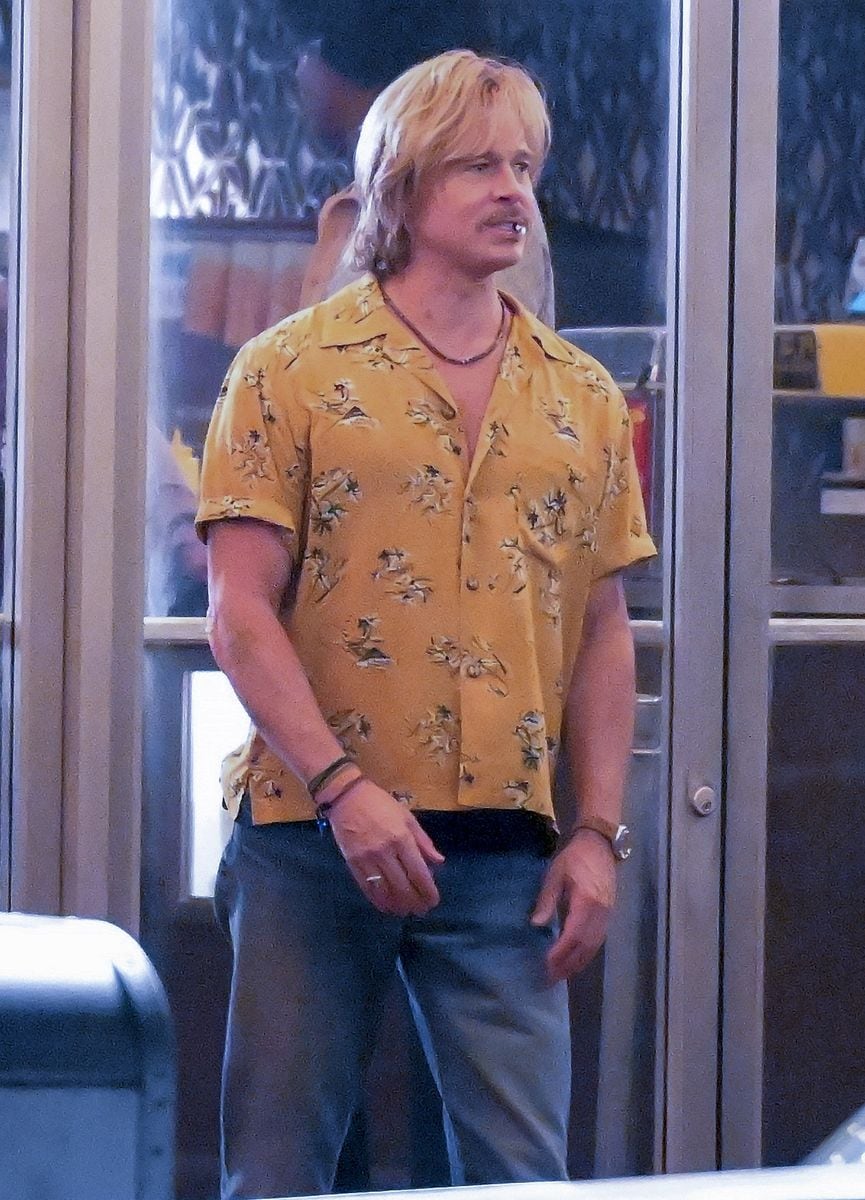 Photo © 2025 Backgrid/The Grosby Group  EXCLUSIVE Los Angeles, CA, July 29, 2025.  Brad Pitt was seen at New Beverly Cinema in Los Angeles on the first day of filming for "The Continuing Adventures of Cliff Booth." The actor was spotted in full character attire, gearing up to reprise his iconic role from "Once Upon a Time in Hollywood." **** Brad Pitt fue visto en el New Beverly Cinema de Los Ángeles en el primer día de filmación de "The Continuing Adventures of Cliff Booth". El actor apareció completamente caracterizado, preparándose para retomar su icónico papel de "Once Upon a Time in Hollywood".