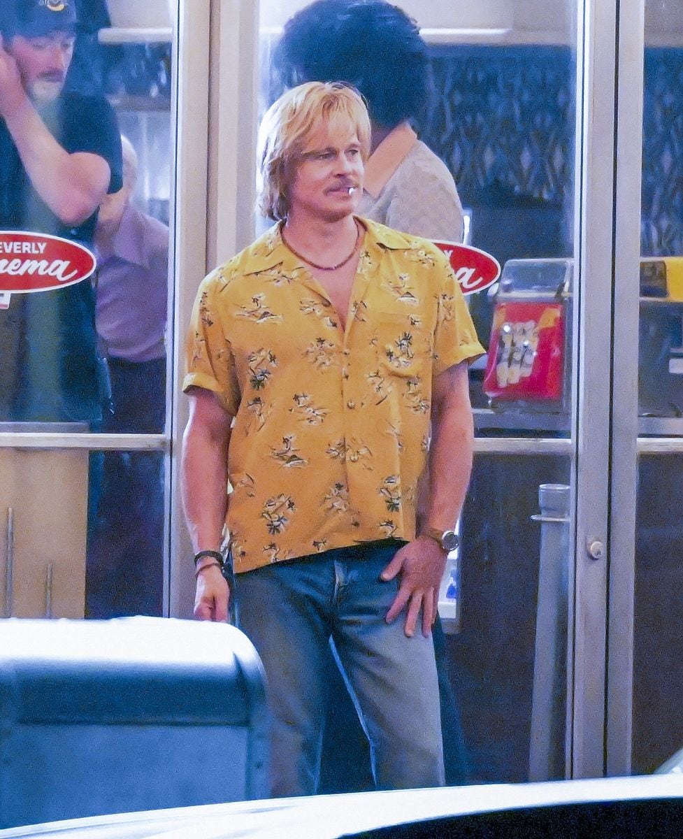 Photo © 2025 Backgrid/The Grosby Group  EXCLUSIVE Los Angeles, CA, July 29, 2025.  Brad Pitt was seen at New Beverly Cinema in Los Angeles on the first day of filming for "The Continuing Adventures of Cliff Booth." The actor was spotted in full character attire, gearing up to reprise his iconic role from "Once Upon a Time in Hollywood." **** Brad Pitt fue visto en el New Beverly Cinema de Los Ángeles en el primer día de filmación de "The Continuing Adventures of Cliff Booth". El actor apareció completamente caracterizado, preparándose para retomar su icónico papel de "Once Upon a Time in Hollywood".
