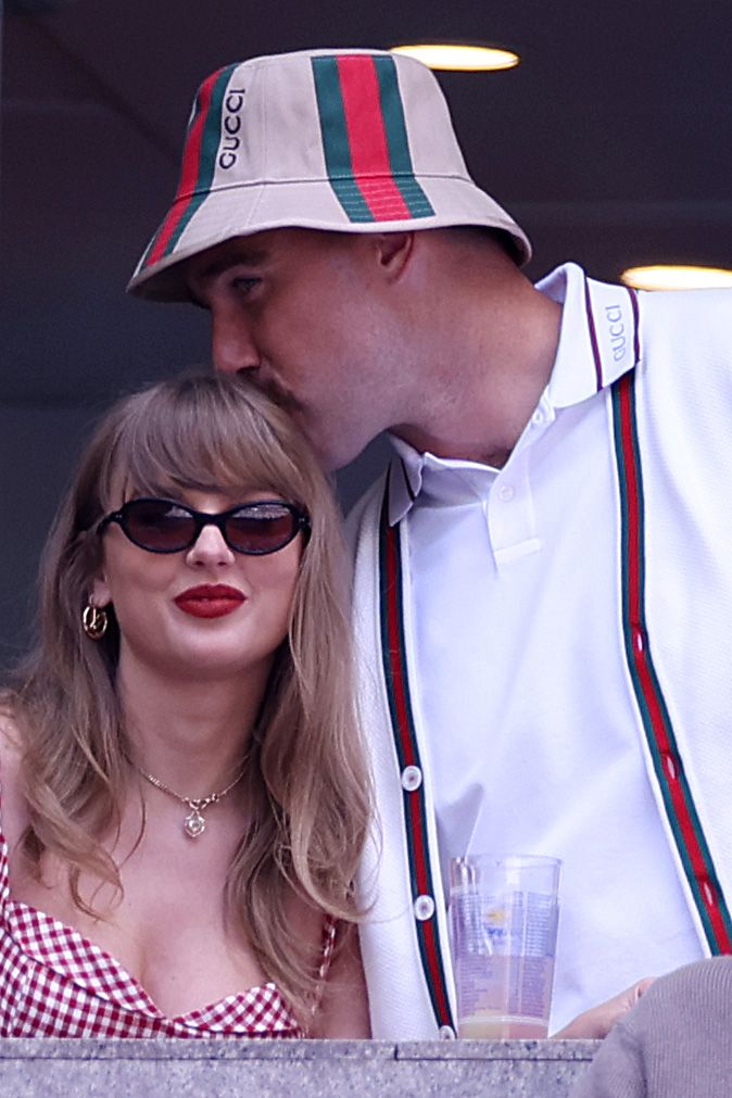 travis kelce kissing taylor swift on the head