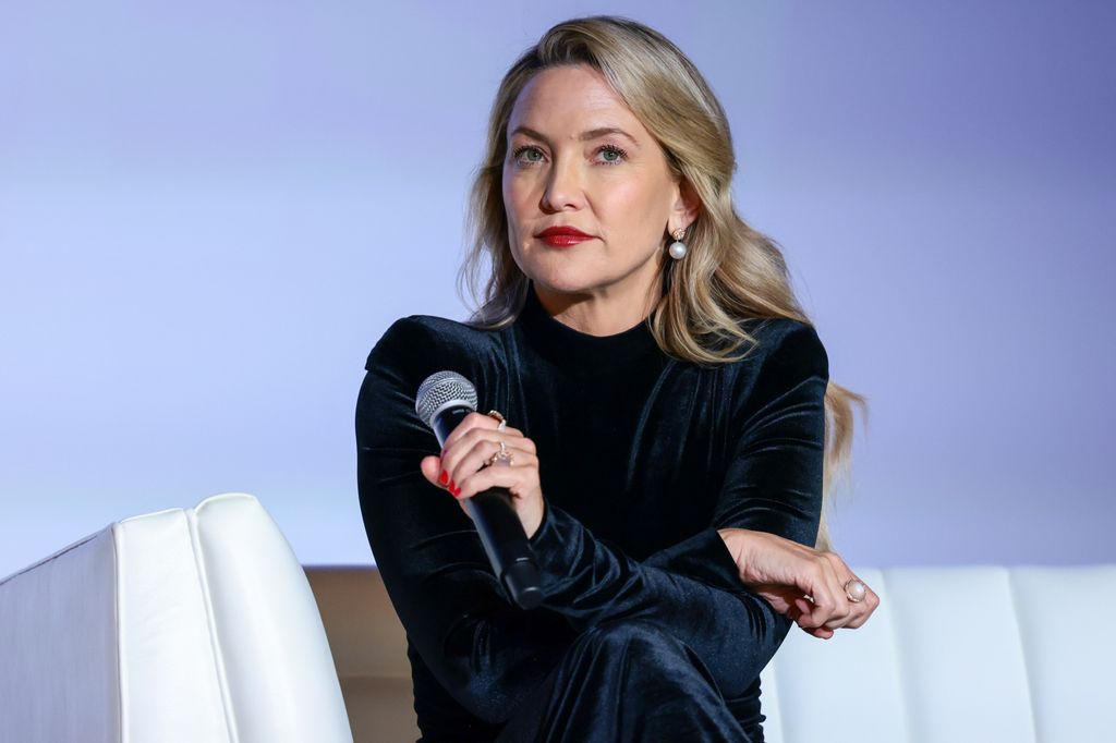 kate hudson holding microphone